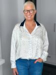 Emily Van Den Bergh - Hemdbluse Wild Words / weiß-blau