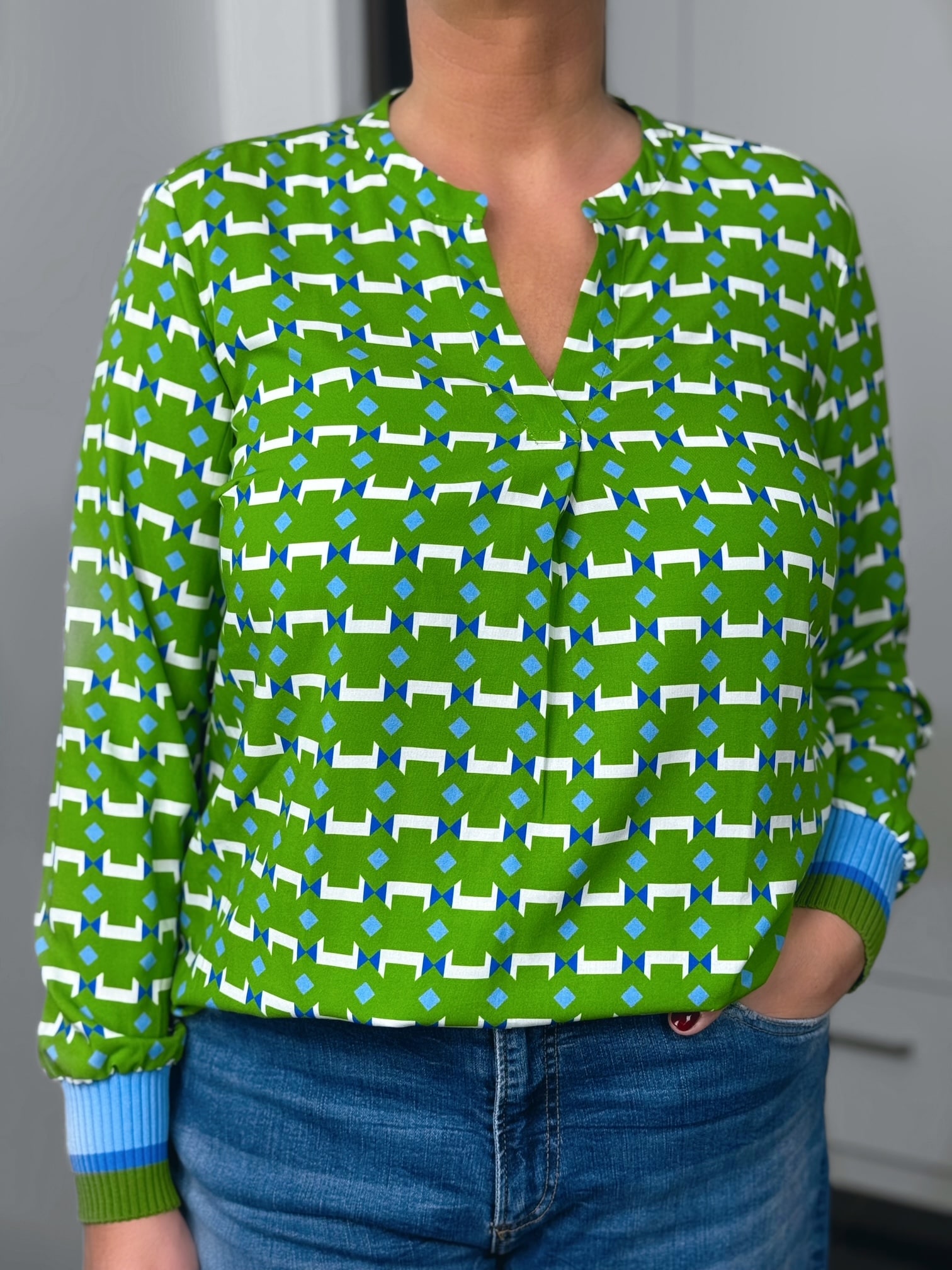 Emily van den Bergh-Bluse-8853-154520-590-9-min Emily van den Bergh Bluse Mosaic in grün – Ansicht 10