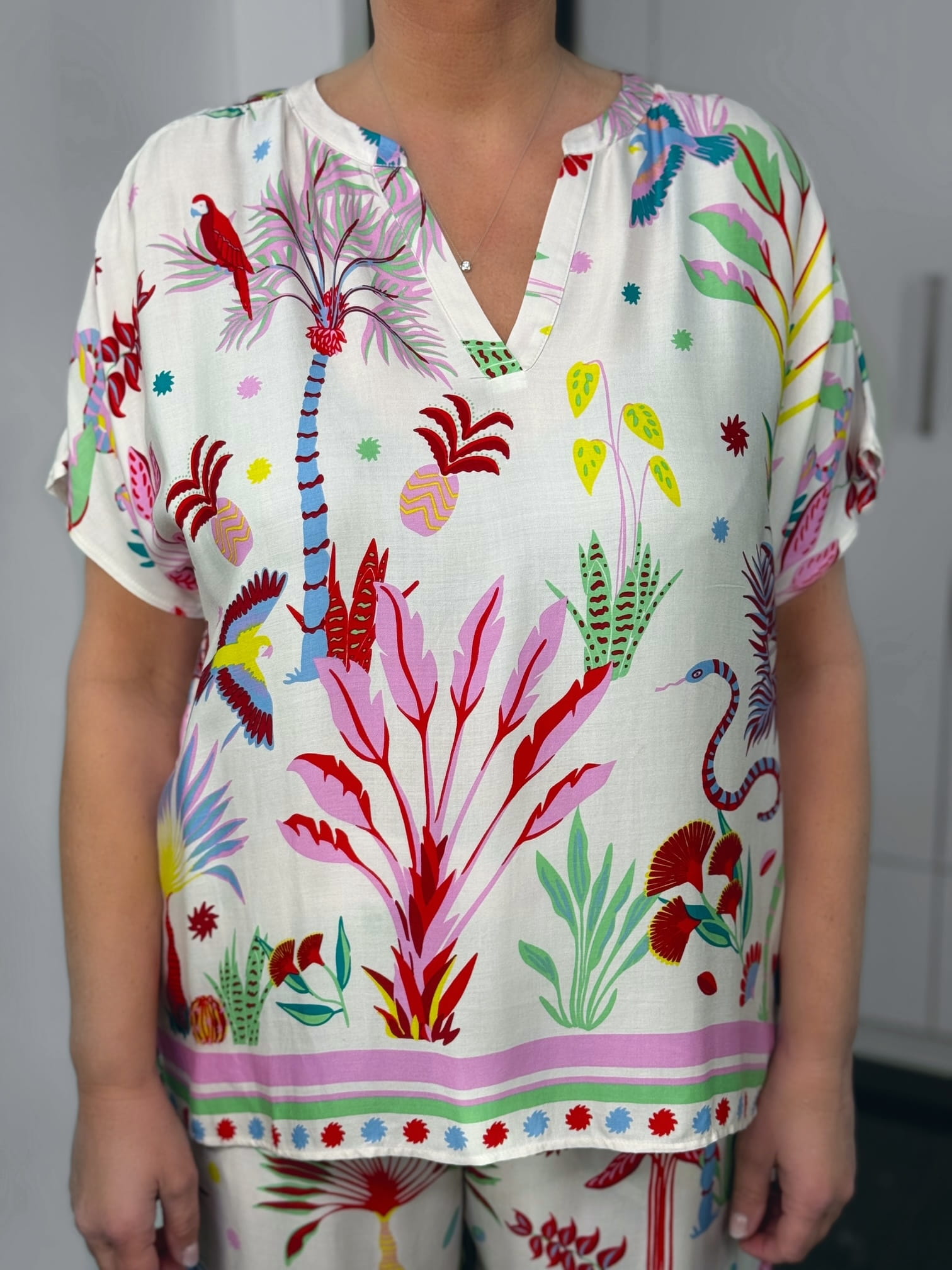 Milano Italy-Bluse-62-6528-7018-1103-5 Bunte Bluse mit tropischem Pflanzen- und Tiermuster