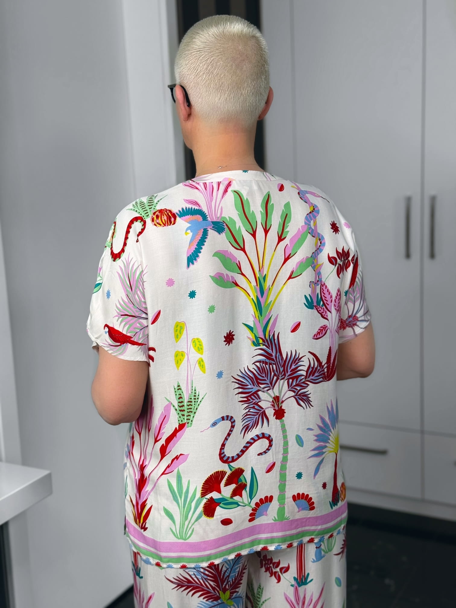 Milano Italy-Bluse-62-6528-7018-1103-6 Person mit buntem, tropischem Muster von hinten