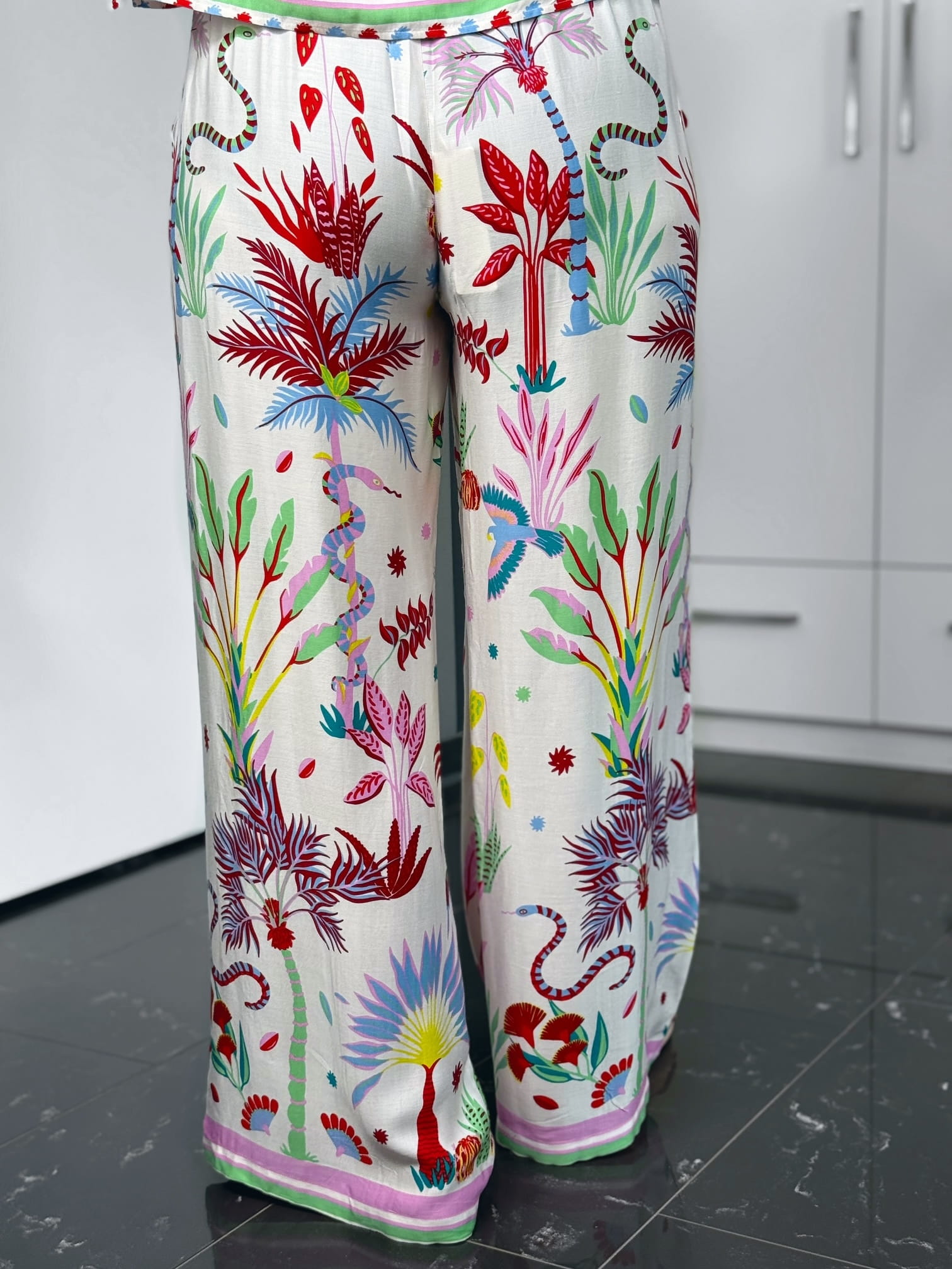 Milano Italy-Hose-62-6528-2279-1103-4 Bunte Hose mit tropischem Pflanzen- und Tiermuster