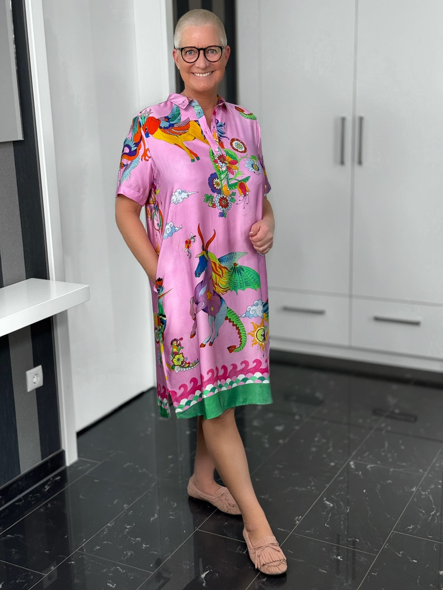Milano Italy-Kleid-62-6527-1348-1446-2 Frau in pinkem Kleid mit buntem Fantasiemuster