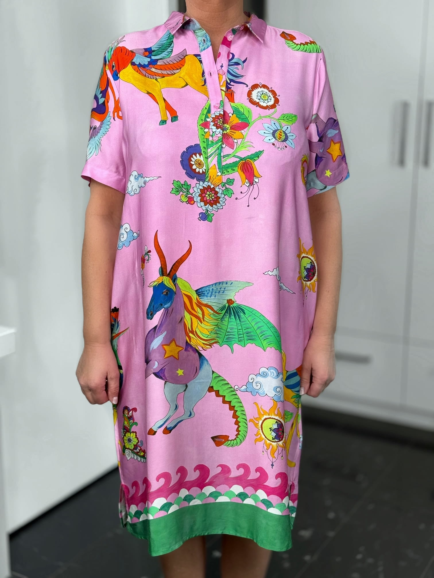 Milano Italy-Kleid-62-6527-1348-1446-4 Rosa Kleid mit buntem Einhorn-Print