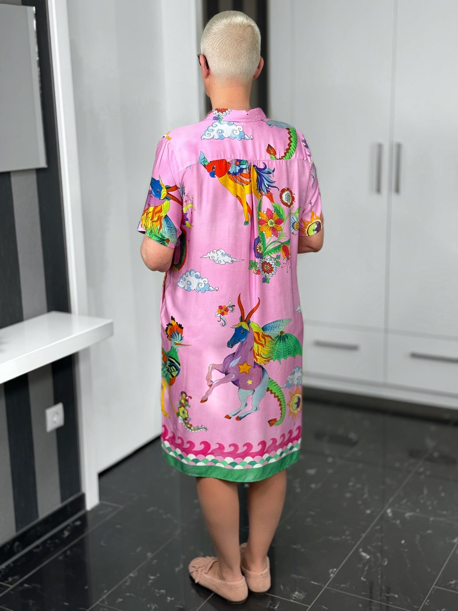 Milano Italy-Kleid-62-6527-1348-1446-5 Person im rosa Kleid mit buntem Fantasiemuster