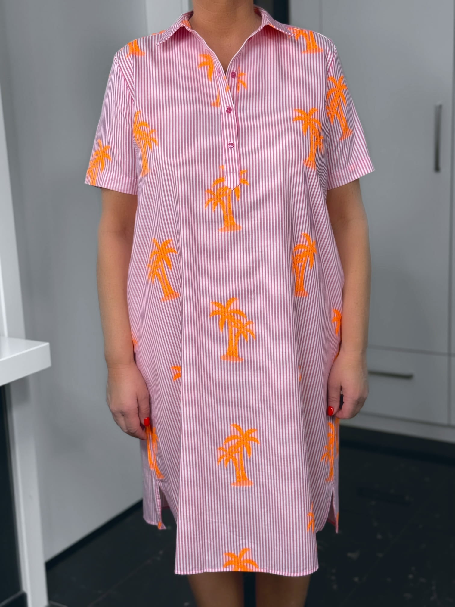 Milano Italy-Kleid-62-4846-1348-1406-4 Gestreiftes Kleid mit orangefarbenen Palmenmotiven