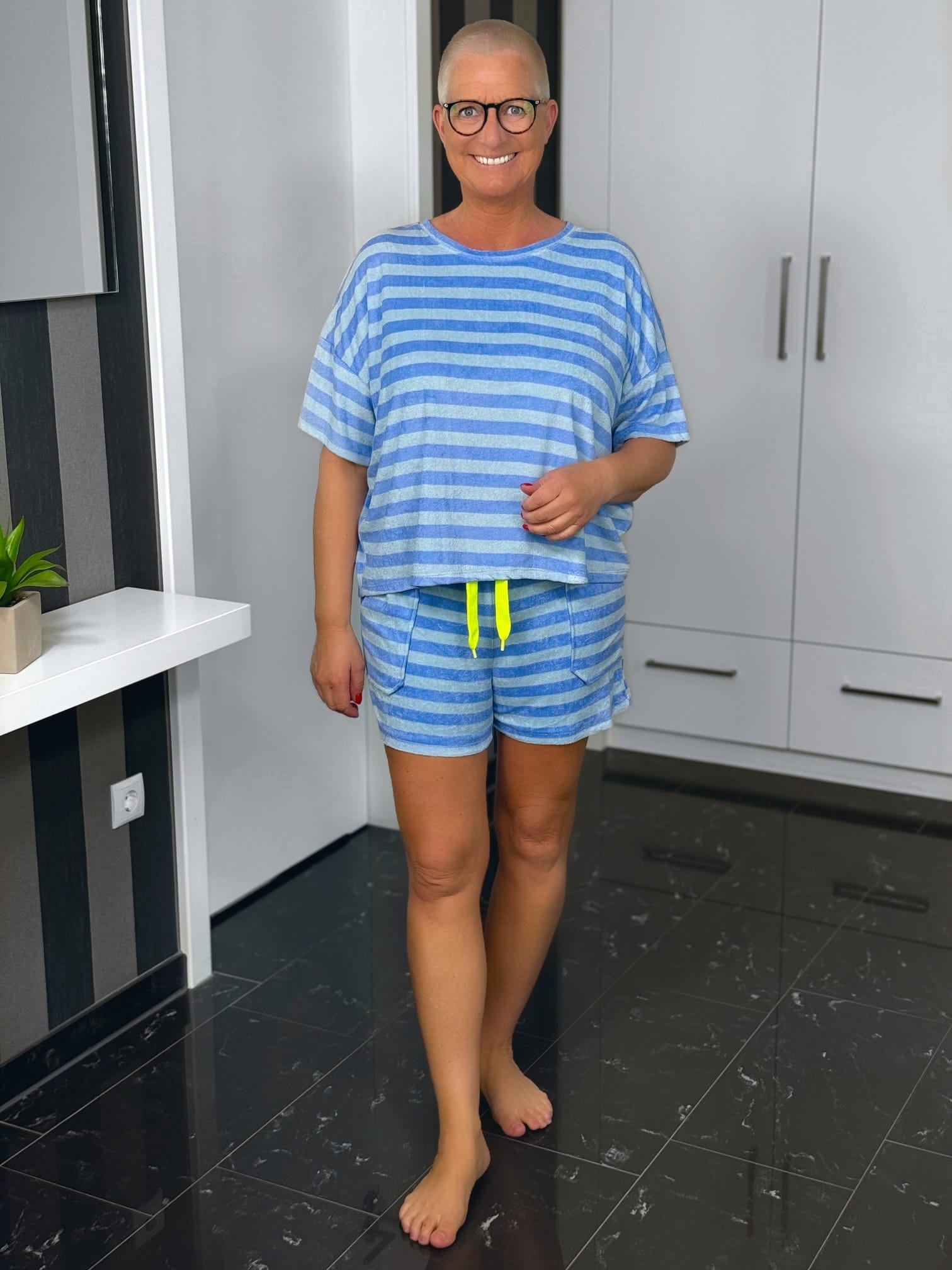 markenfest-Frottee-Set-H1393-hellblau-3 Frau in blau gestreiftem Freizeitoutfit in Wohnung