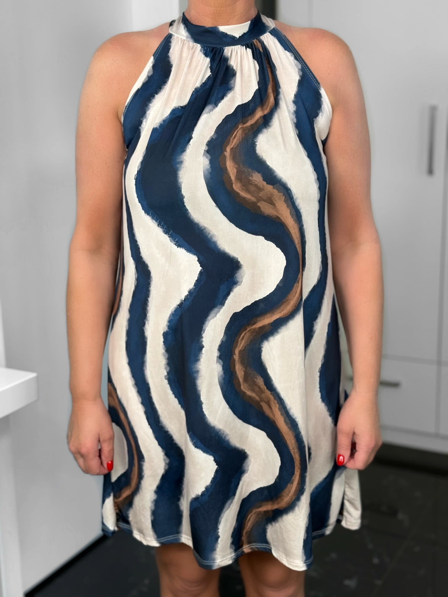 markenfest-Kleid-84269-blau-4 Ärmelloses Sommerkleid mit blau-weißem Wellenmuster