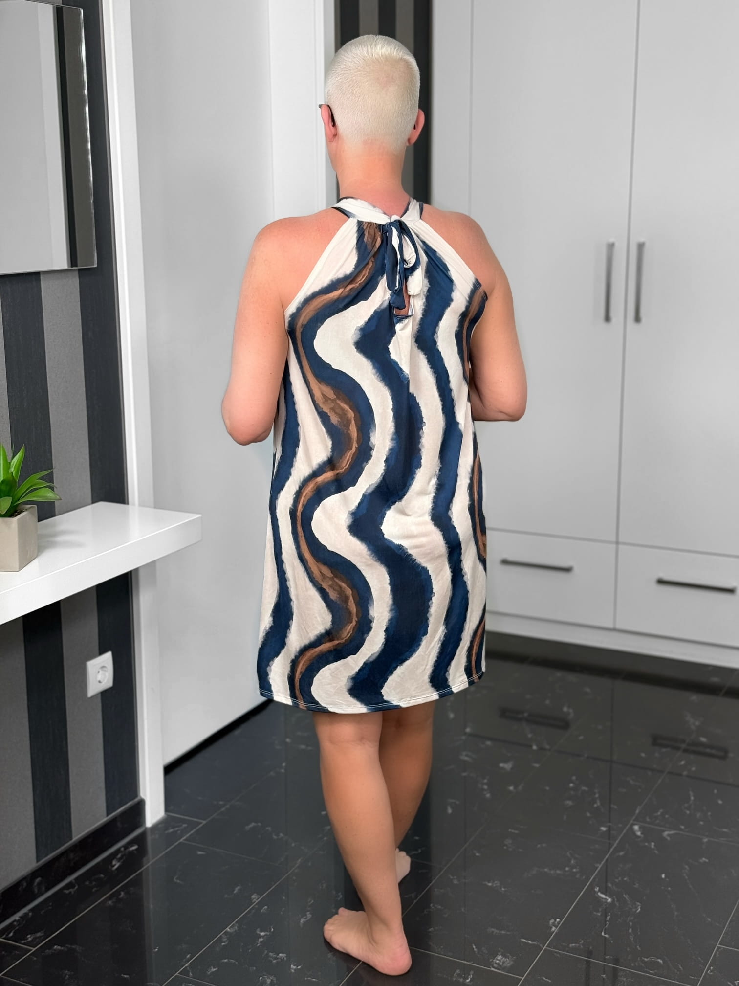 markenfest-Kleid-84269-blau-5 Person mit kurzem Haar im gemusterten Sommerkleid