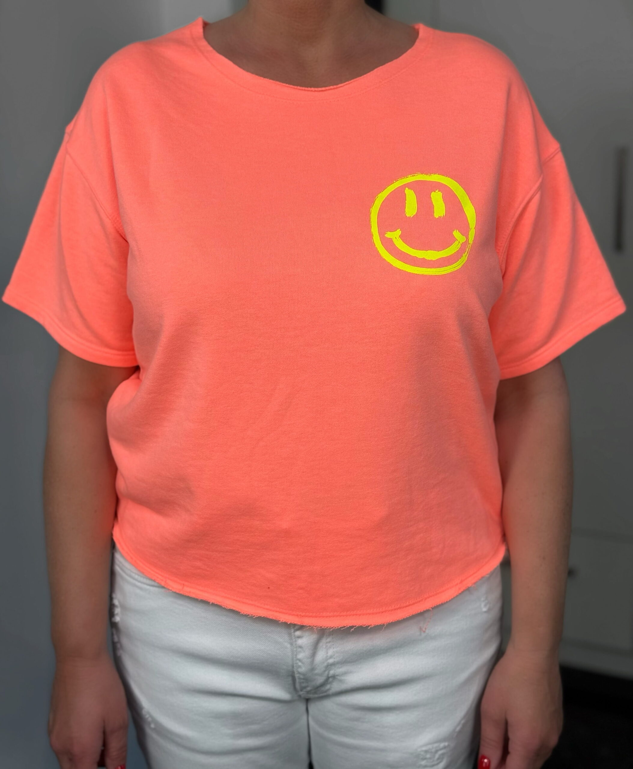 markenfest-Shirt-H1140-orange-5 Korallenfarbenes T-Shirt mit gelbem Smiley-Aufdruck