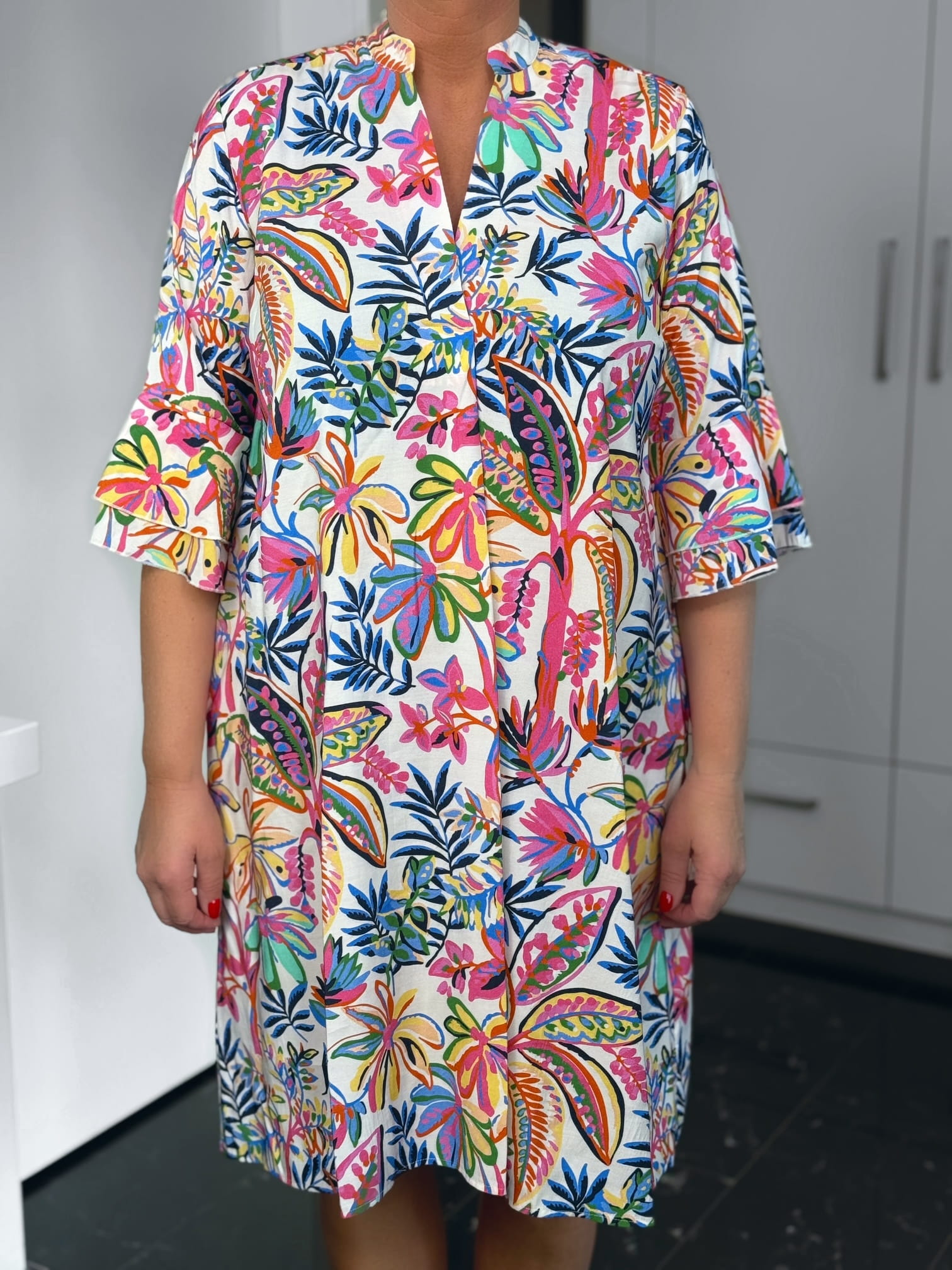 Milano Italy-Kleid-66-6525-1464-1300-5 Buntes Kleid mit tropischem Blumenmuster und Rüschenärmeln