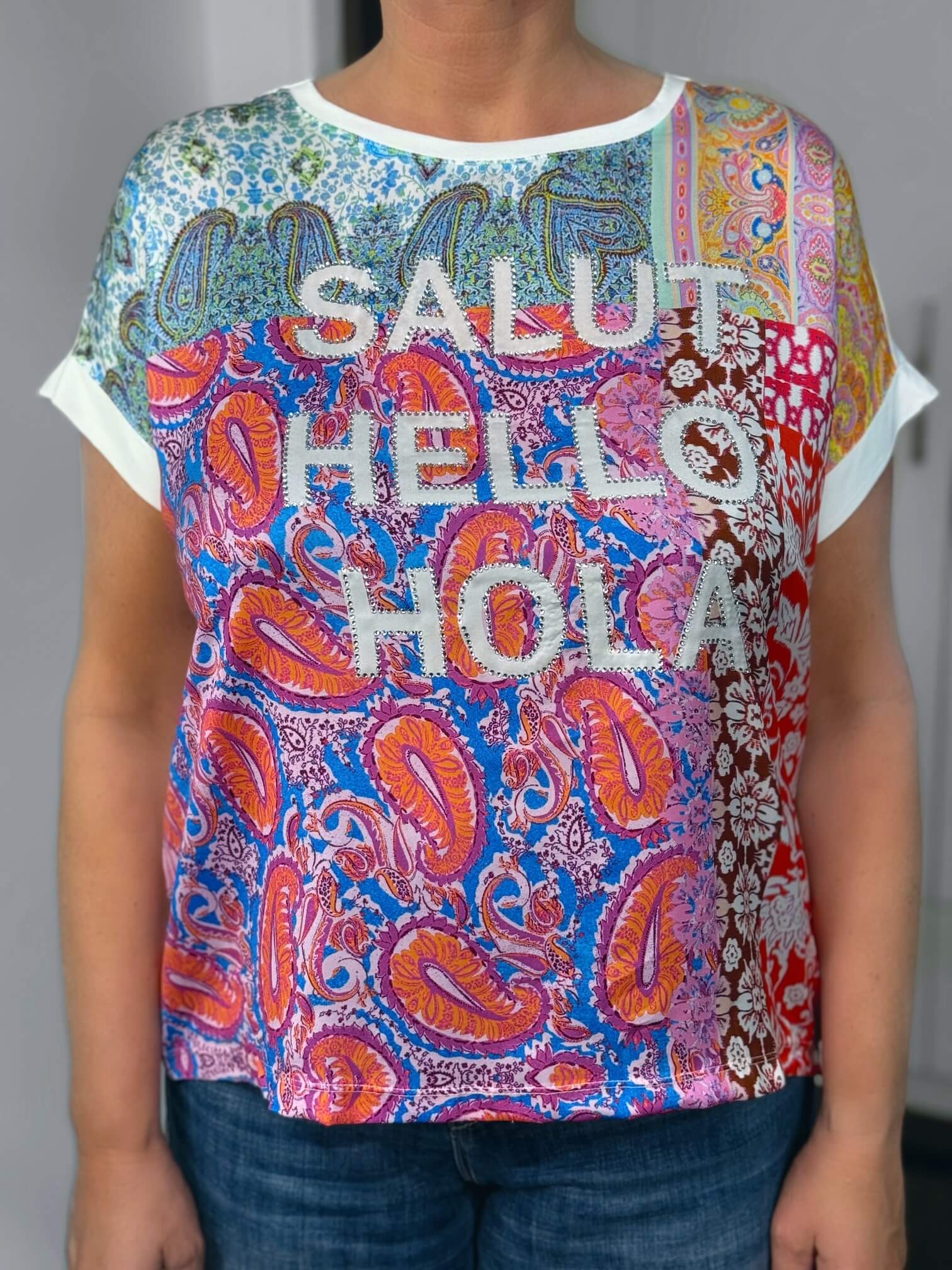 Milano Italy-Bluse-63-5406-8671-104-5 Buntes Shirt mit Schriftzug Salut Hello Hola