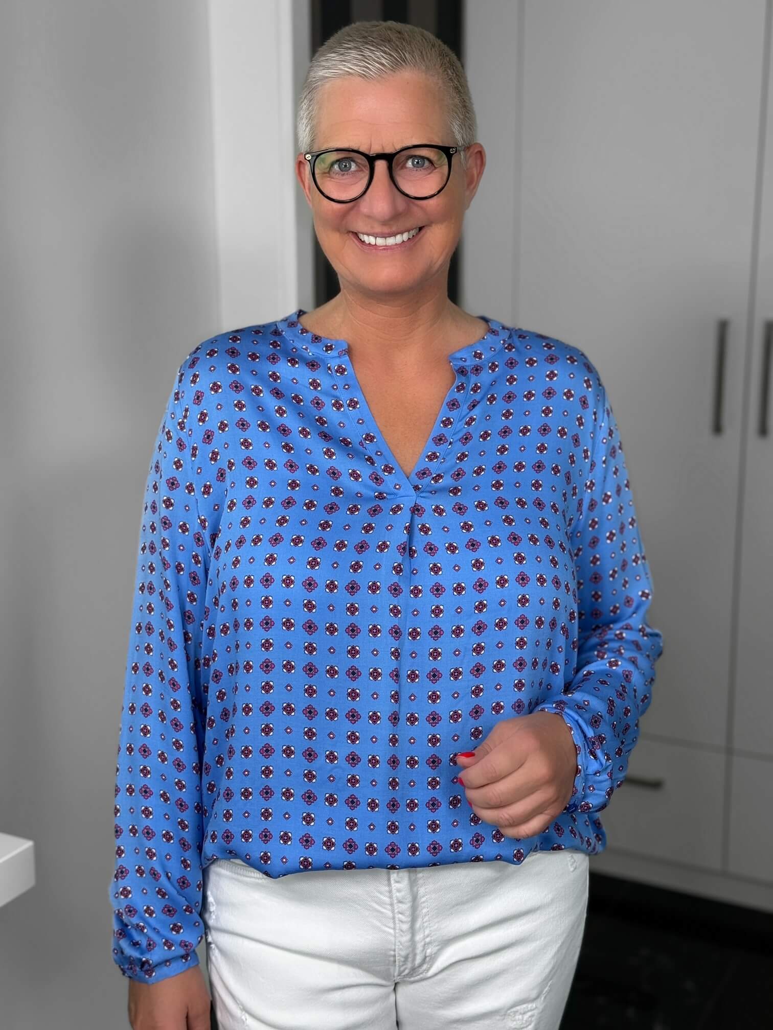 Milano Italy-Bluse-63-6574-3061-1600-1 Lächelnde Frau mit Brille und blauer Bluse