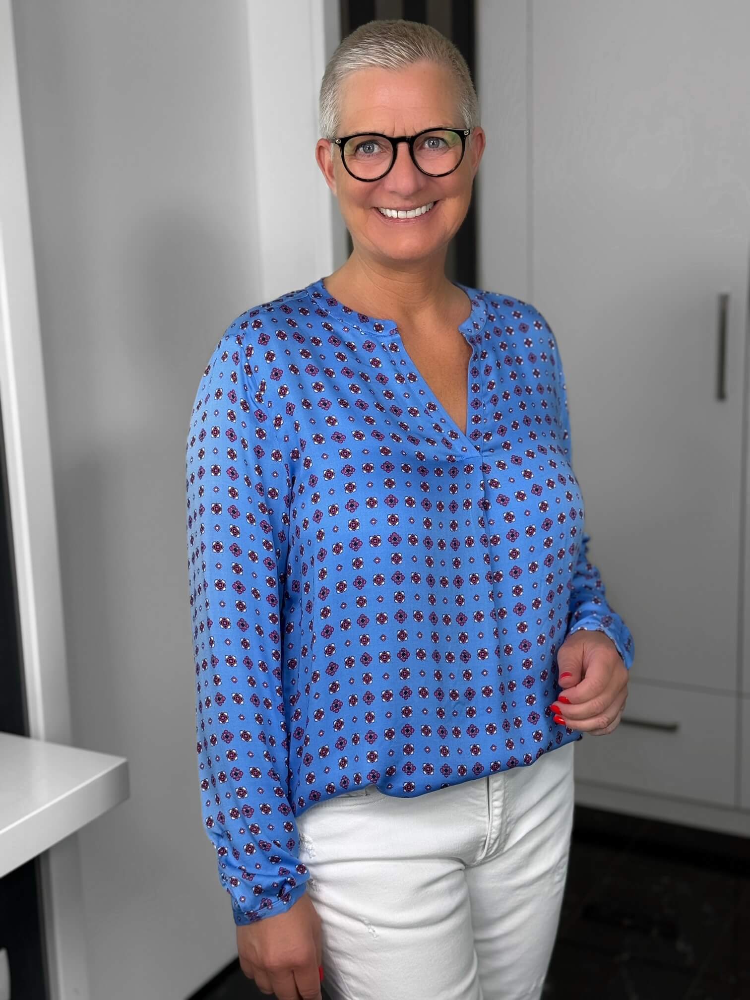 Milano Italy-Bluse-63-6574-3061-1600-2 Lächelnde Frau mit Brille und blauer Bluse