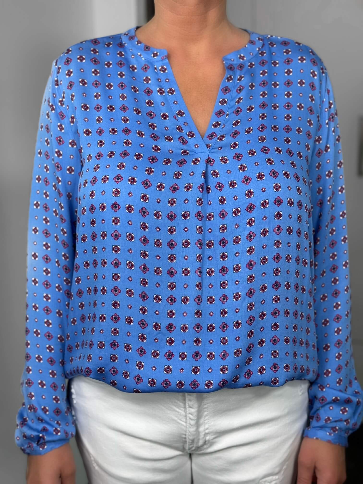 Milano Italy-Bluse-63-6574-3061-1600-5 Blaue gemusterte Bluse mit V-Ausschnitt