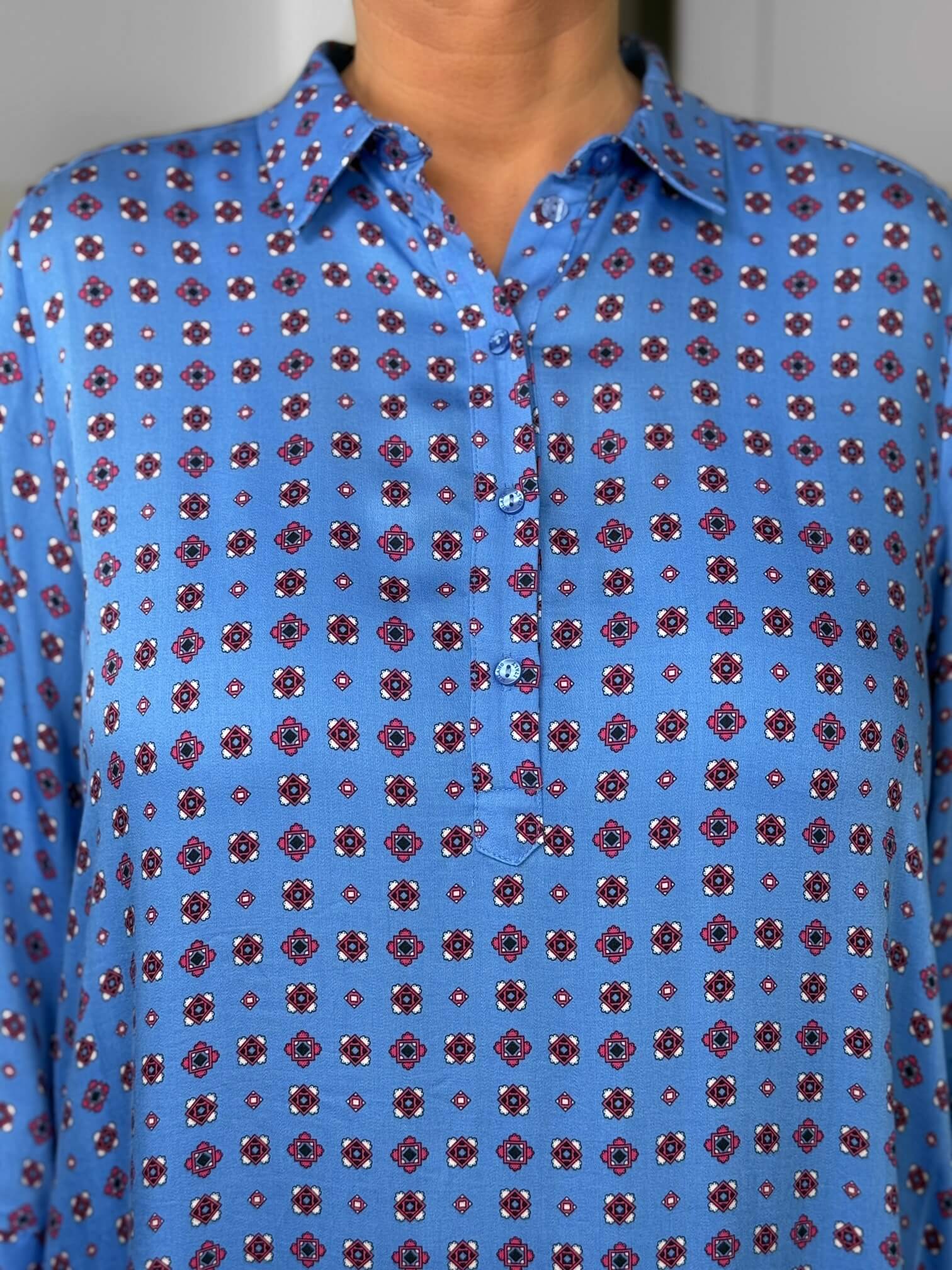Milano Italy-Bluse-63-6574-3061-1600-6 Blaues Hemd mit roten geometrischen Mustern