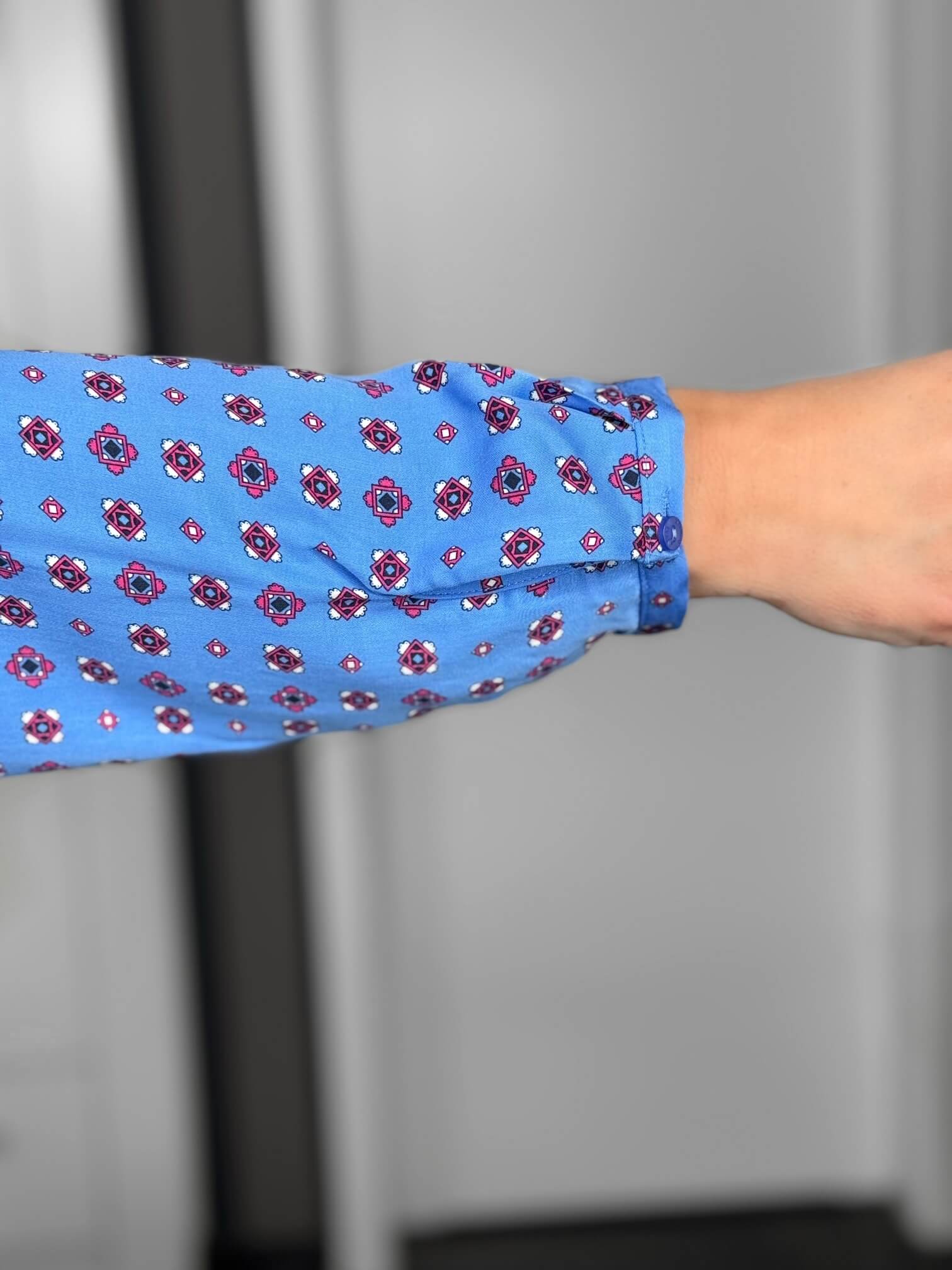 Milano Italy-Bluse-63-6574-3061-1600-7 Blauer Hemdsärmel mit geometrischem Muster, hochgekrempelt