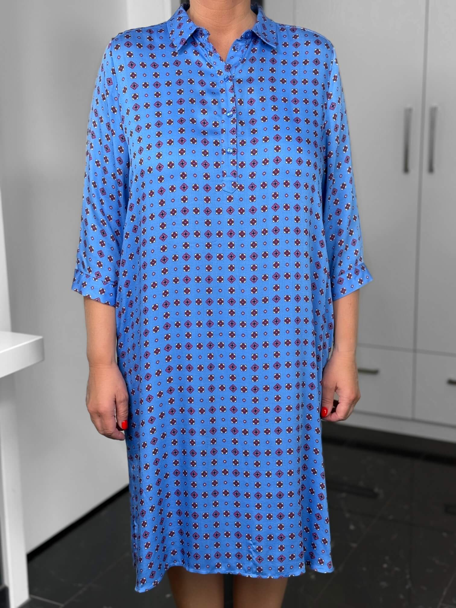 Milano Italy-Kleid-63-6574-5046-1600-6 Blaues Hemdblusenkleid mit kleinem Muster