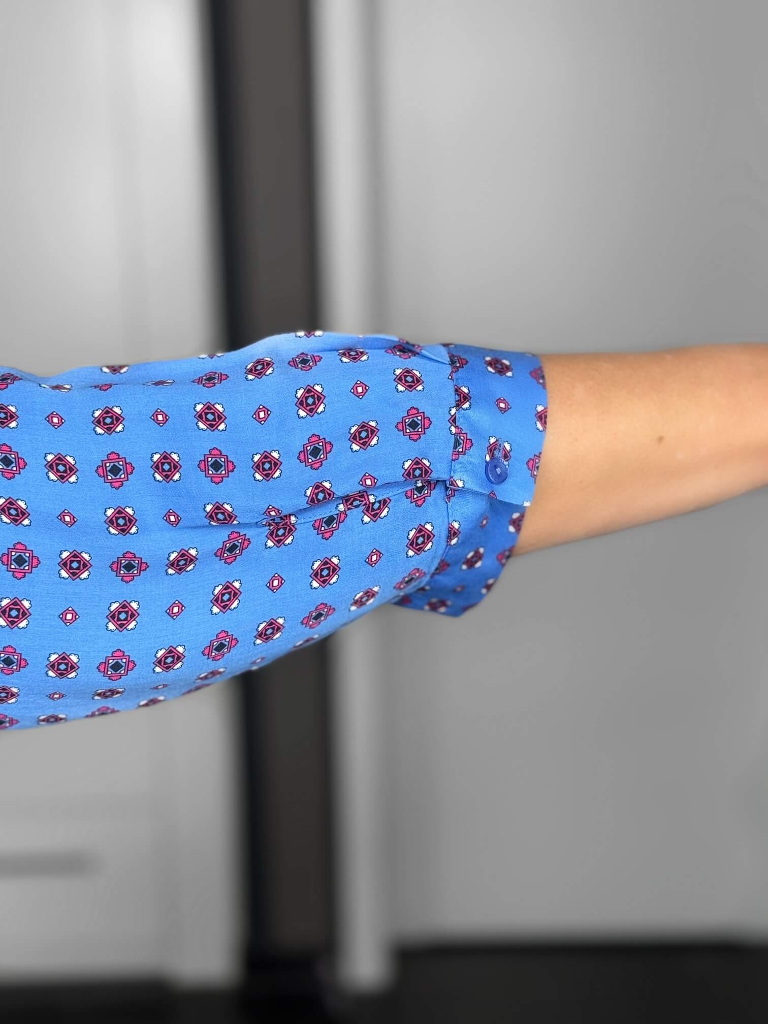 Milano Italy-Kleid-63-6574-5046-1600-7 Blauer Hemdärmel mit geometrischem Muster und Knopf