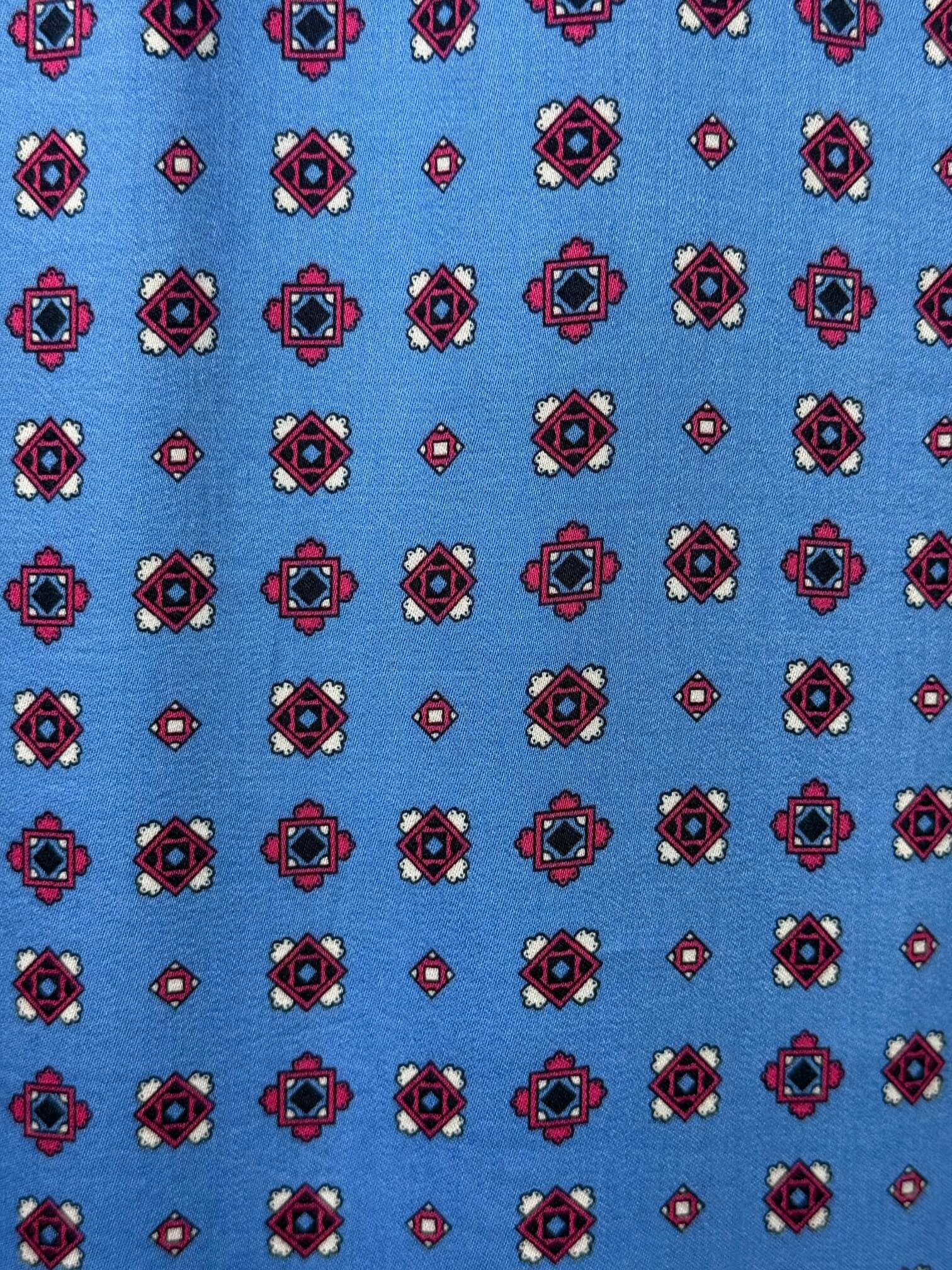 Milano Italy-Kleid-63-6574-5046-1600-9 Blauer Stoff mit rotem geometrischem Muster