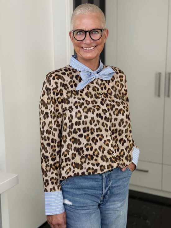 Emily van den Bergh Bluse Livia Leo in camel-braun – Ansicht 2