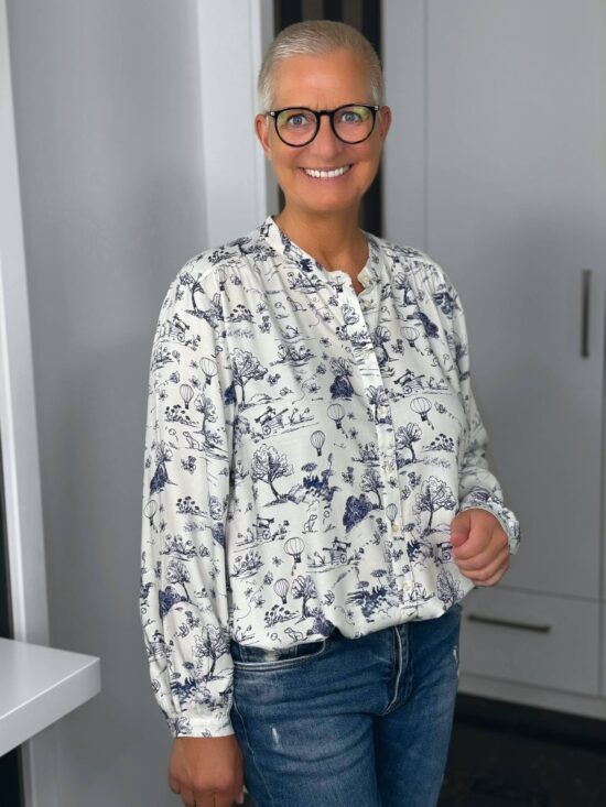 Emily van den Bergh Bluse Toile-de-Jouy in weiß-blau – Ansicht 2