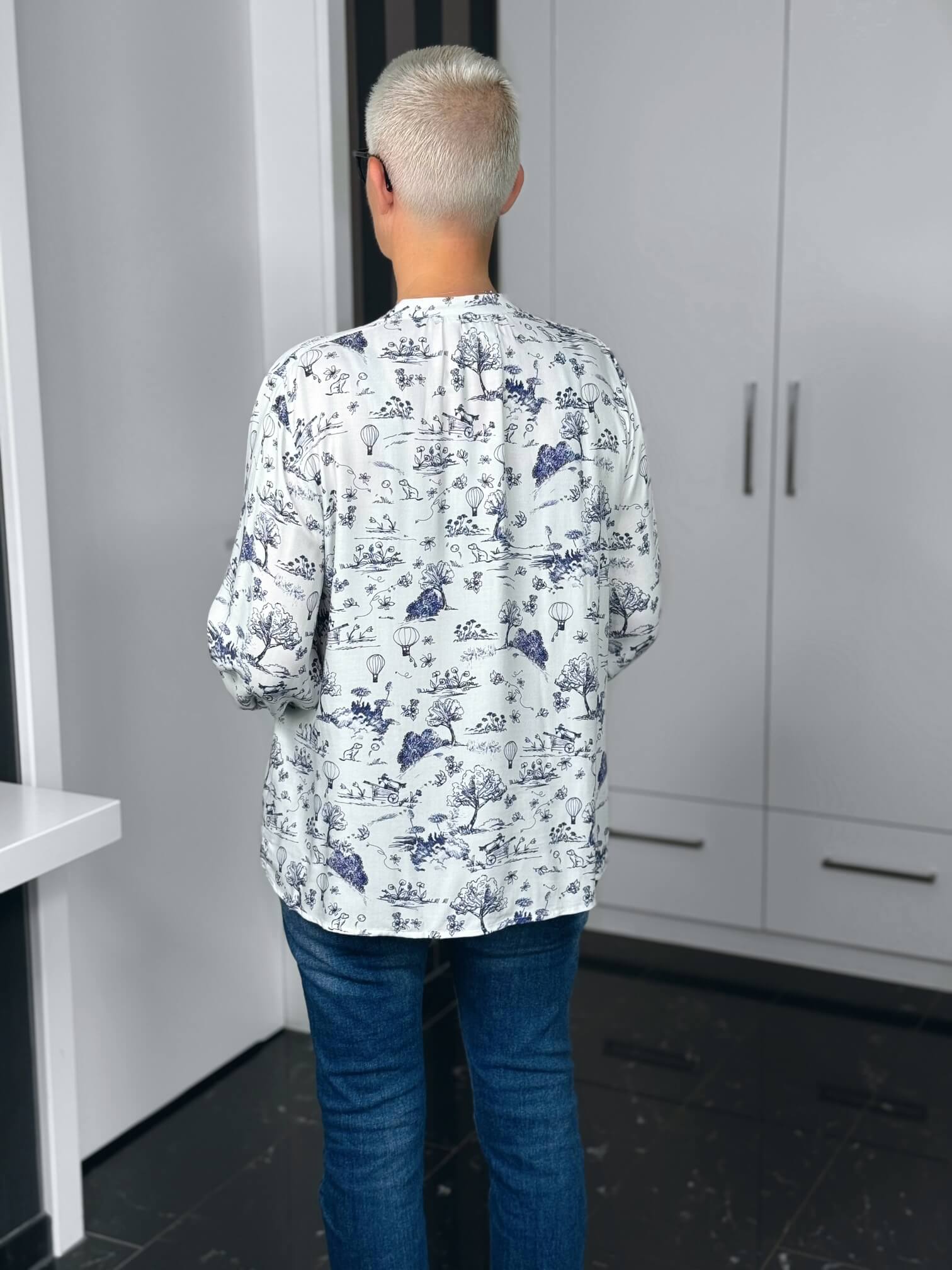Emily van den Bergh-Bluse-9121-158940-196-17 Emily van den Bergh Bluse Toile-de-Jouy in weiß-blau – Ansicht 7