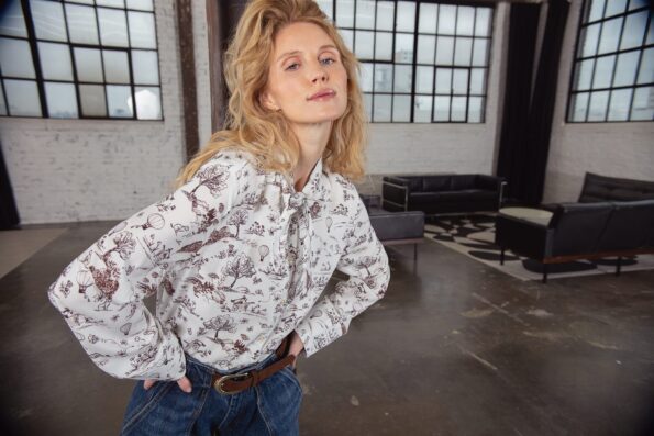 Emily van den Bergh gemusterte Bluse mit Print zu Jeans