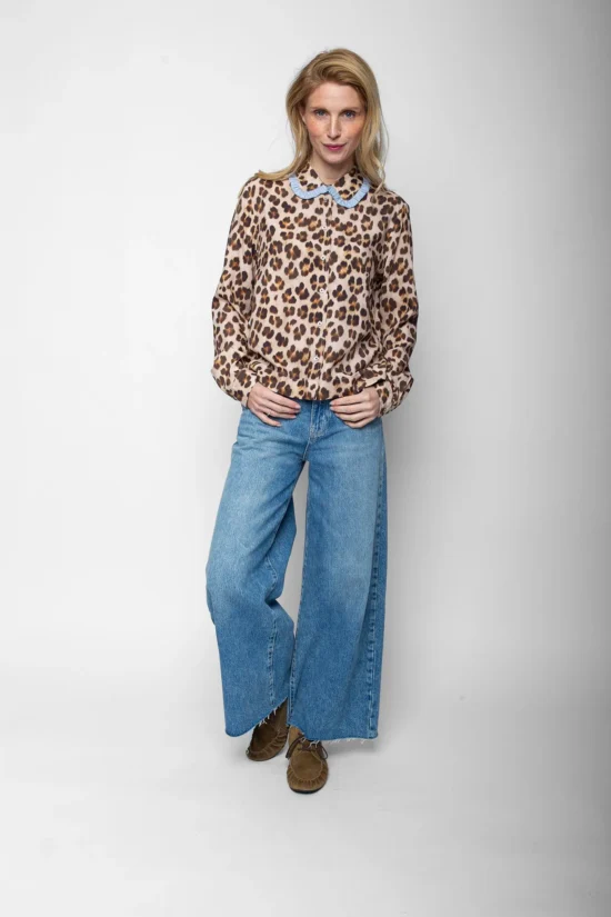 Emily van den Bergh Bluse Leo Charme mit Leo-Print und hellblauer Rüschenblende – Ganzkörperansicht