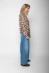 Emily van den Bergh Bluse Leo Charme leo-hellblau – Vorderansicht