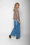 Emily van den Bergh Bluse Leo Charme leo-hellblau – Vorderansicht