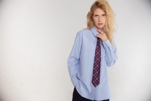 Emily van den Bergh gestreifte Hemdbluse in Hellblau mit Krawatte