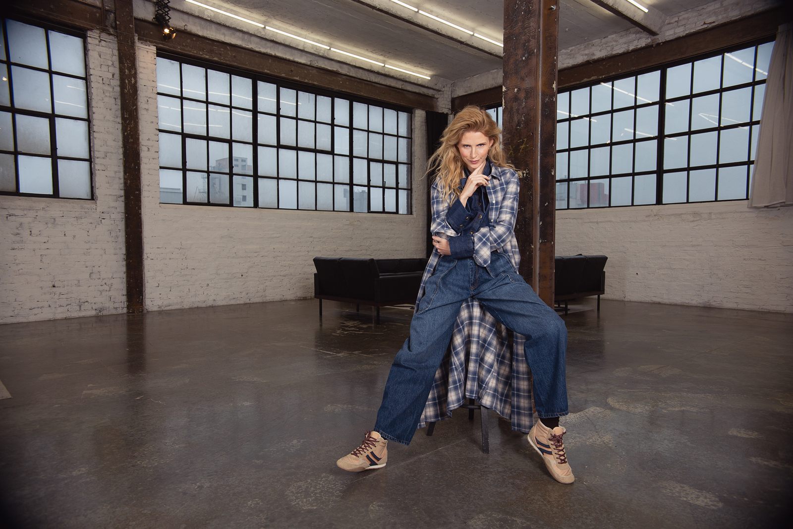 Emily van den Bergh Karobluse zu weiter Jeans – Look aus der neuen Kollektion