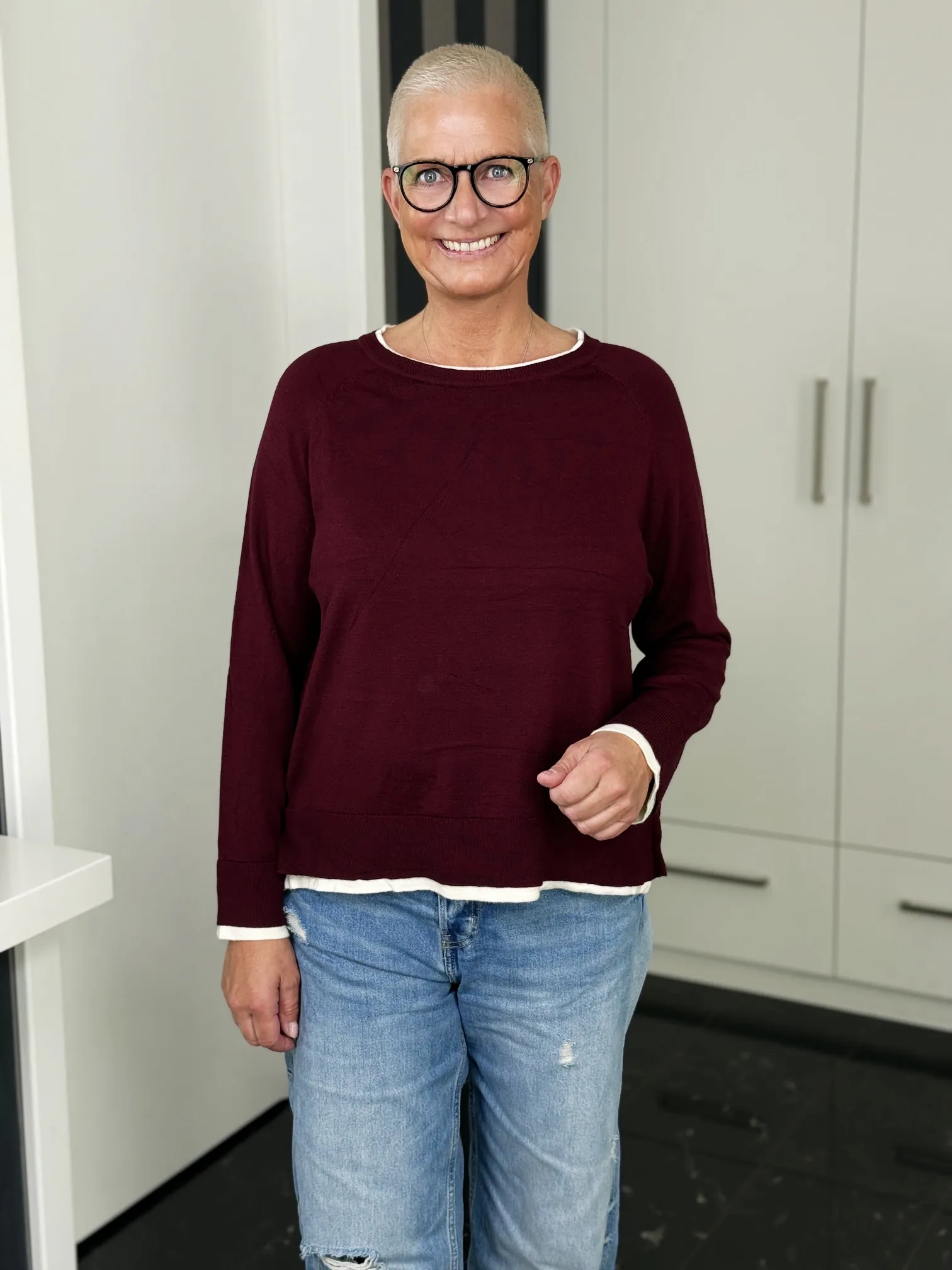 Feinstrickpullover Bordeaux Chic burgunder-creme – Oberkörperansicht Feinstrickpullover Bordeaux Chic in burgunder-creme – Oberkörperansicht