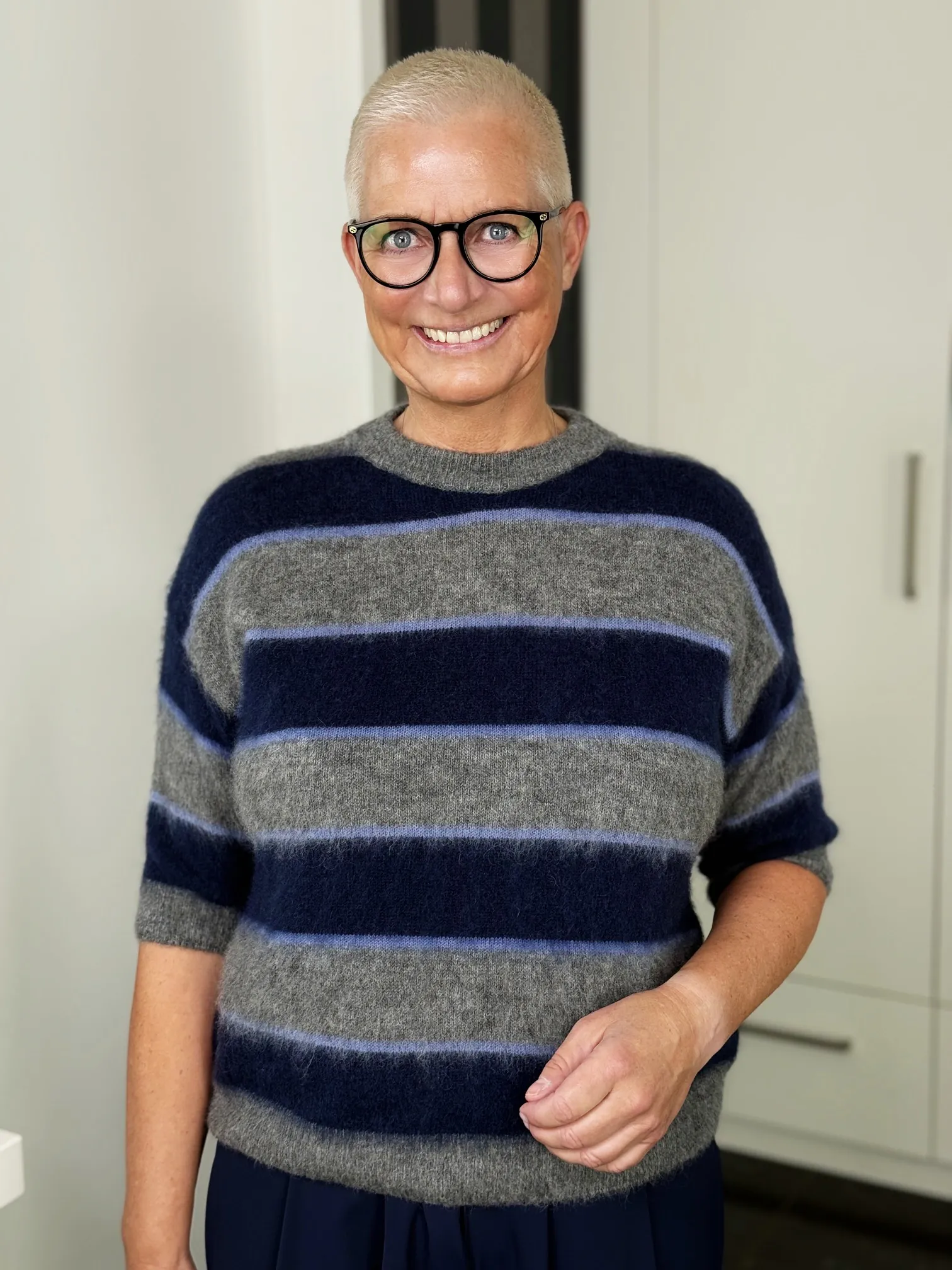 Kurzarm-Mohairpullover Midnight Stripes navy-grau – Vorderansicht Kurzarm-Mohairpullover Midnight Stripes in navy-grau – Vorderansicht