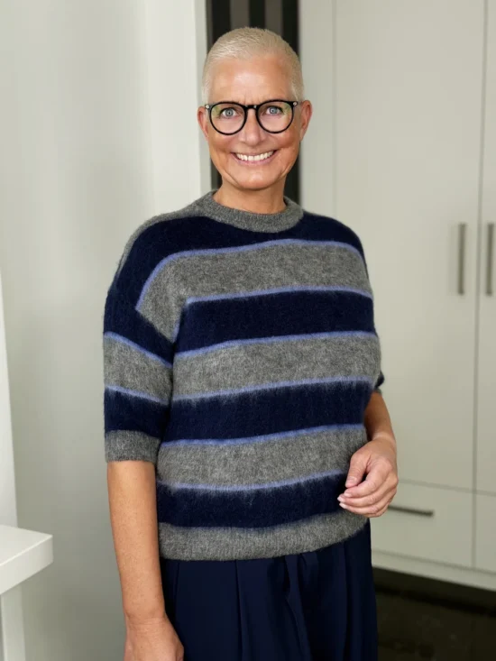 Kurzarm-Mohairpullover Midnight Stripes in navy-grau – seitliche Ansicht