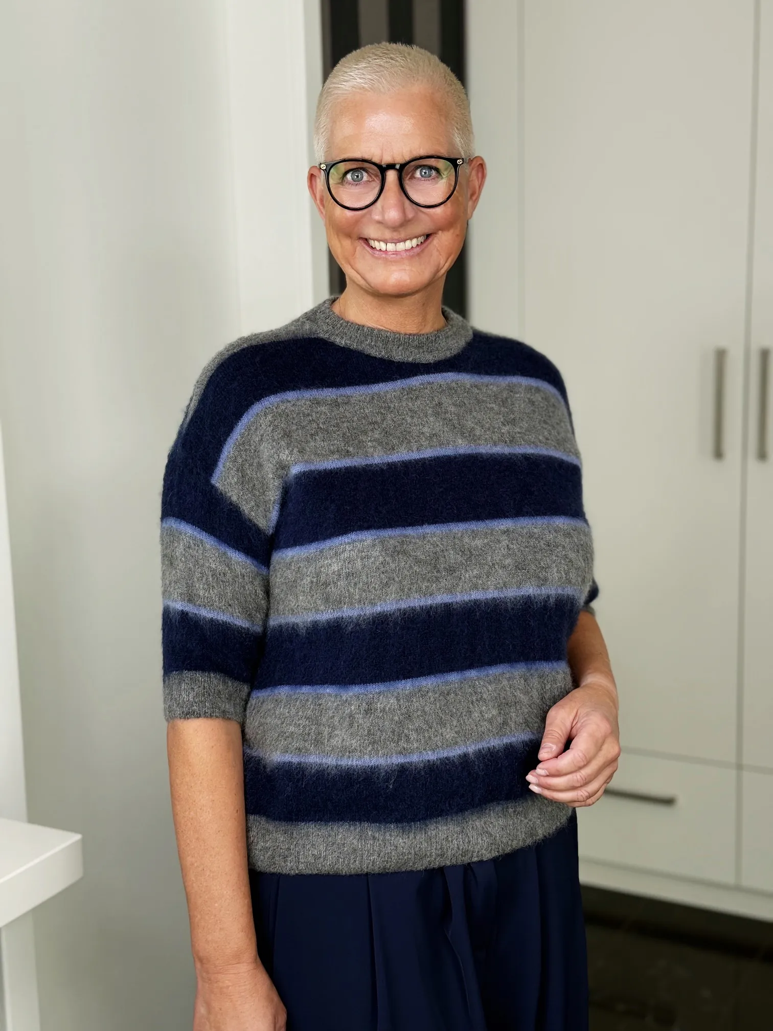 Kurzarm-Mohairpullover Midnight Stripes navy-grau – seitliche Ansicht Kurzarm-Mohairpullover Midnight Stripes in navy-grau – seitliche Ansicht