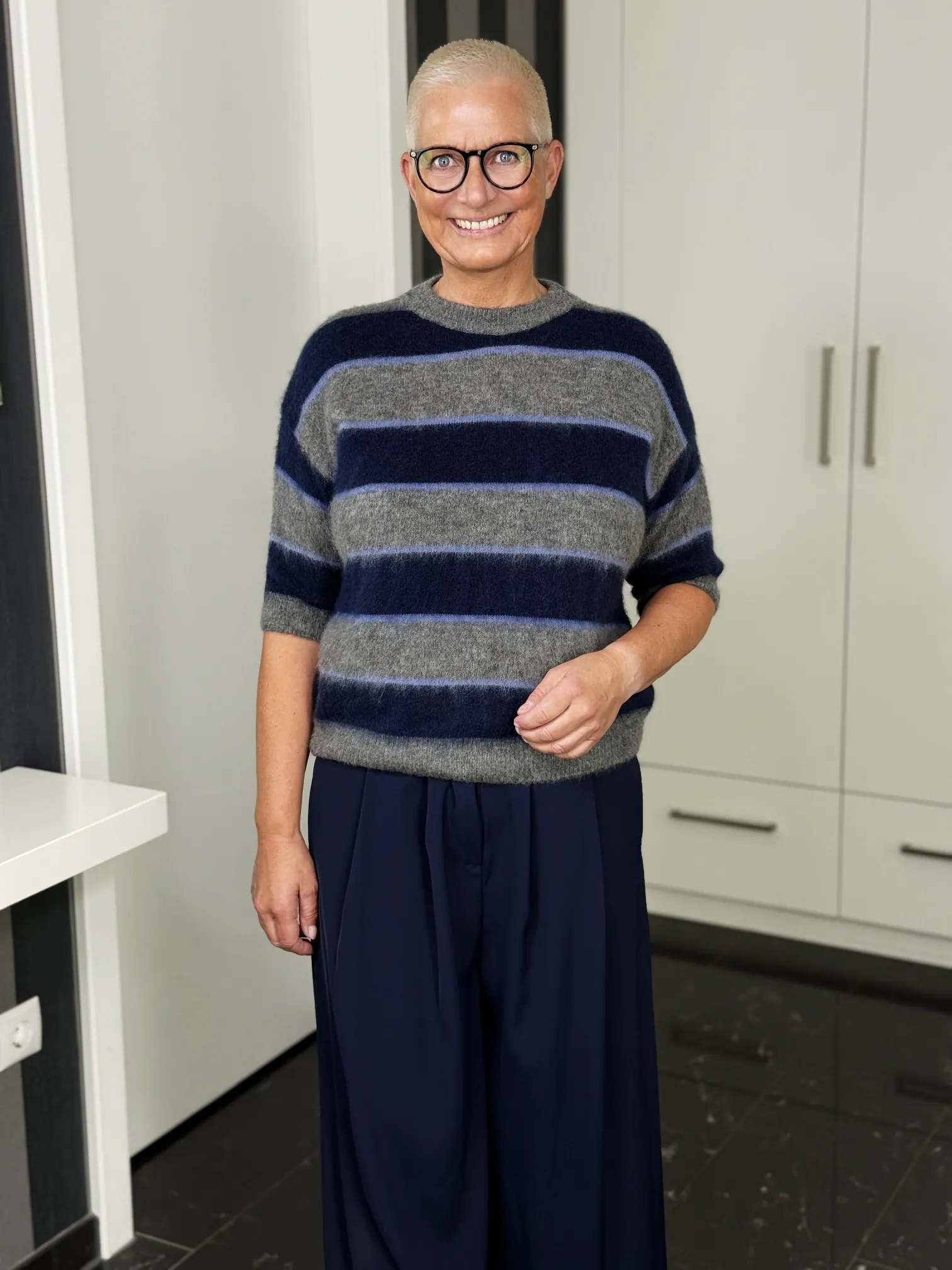 Kurzarm-Mohairpullover Midnight Stripes navy-grau – Oberkörperansicht Kurzarm-Mohairpullover Midnight Stripes in navy-grau – Oberkörperansicht