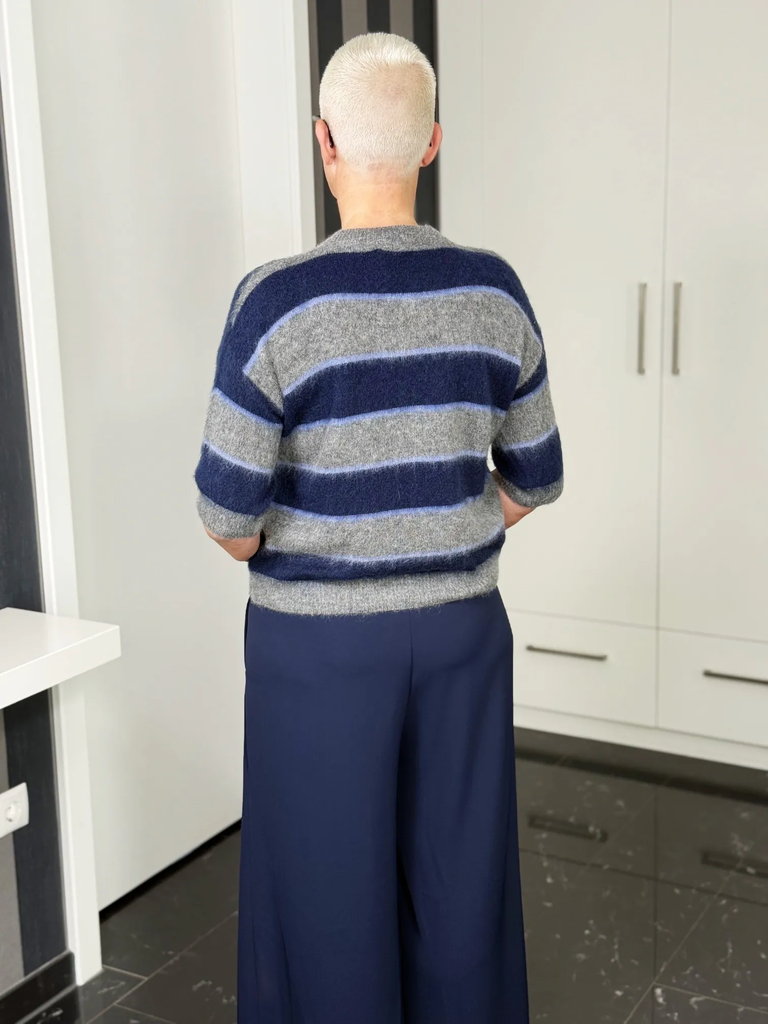 Kurzarm-Mohairpullover Midnight Stripes navy-grau – Rückansicht Kurzarm-Mohairpullover Midnight Stripes in navy-grau – Rückansicht