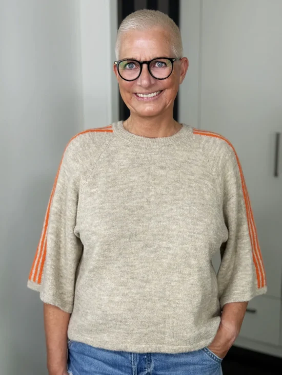 Kurzarm-Strickpullover Sporty Stripes in beige-orange – Vorderansicht