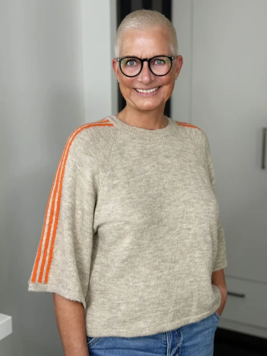 Kurzarm-Strickpullover Sporty Stripes in beige-orange – seitliche Ansicht