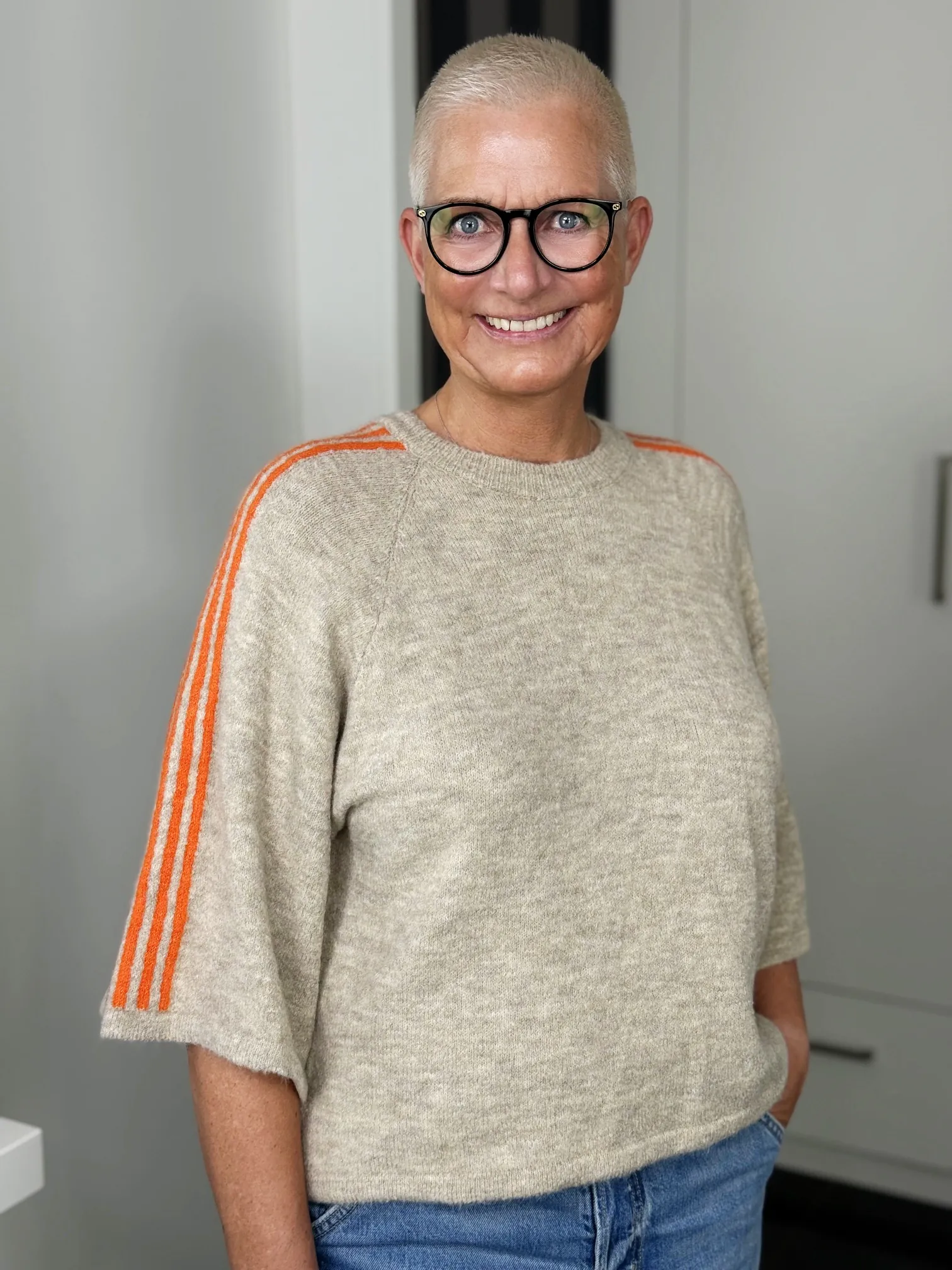 Kurzarm-Strickpullover Sporty Stripes beige-orange – seitliche Ansicht Kurzarm-Strickpullover Sporty Stripes in beige-orange – seitliche Ansicht