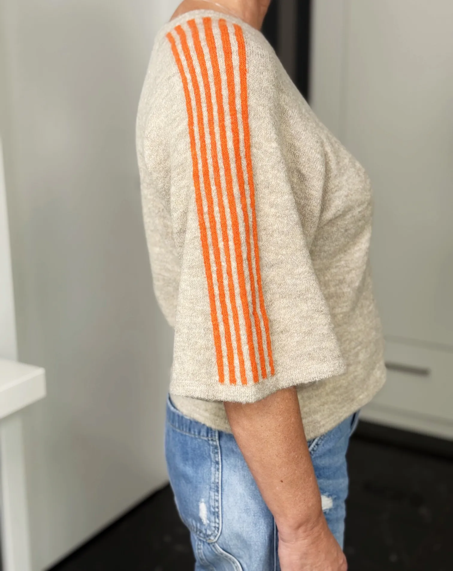 Kurzarm-Strickpullover Sporty Stripes beige-orange – Detail Streifen Kurzarm-Strickpullover Sporty Stripes in beige-orange – Detail Streifen