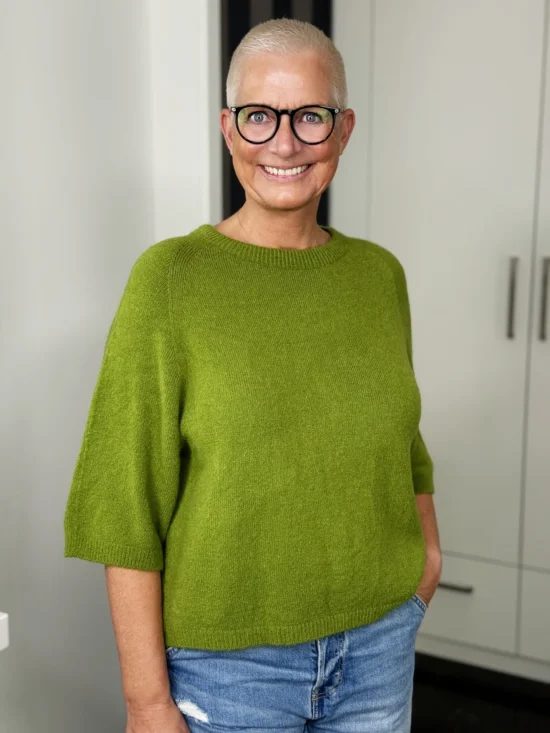 Alpaka-Pullover Matcha Love in grün – seitliche Ansicht
