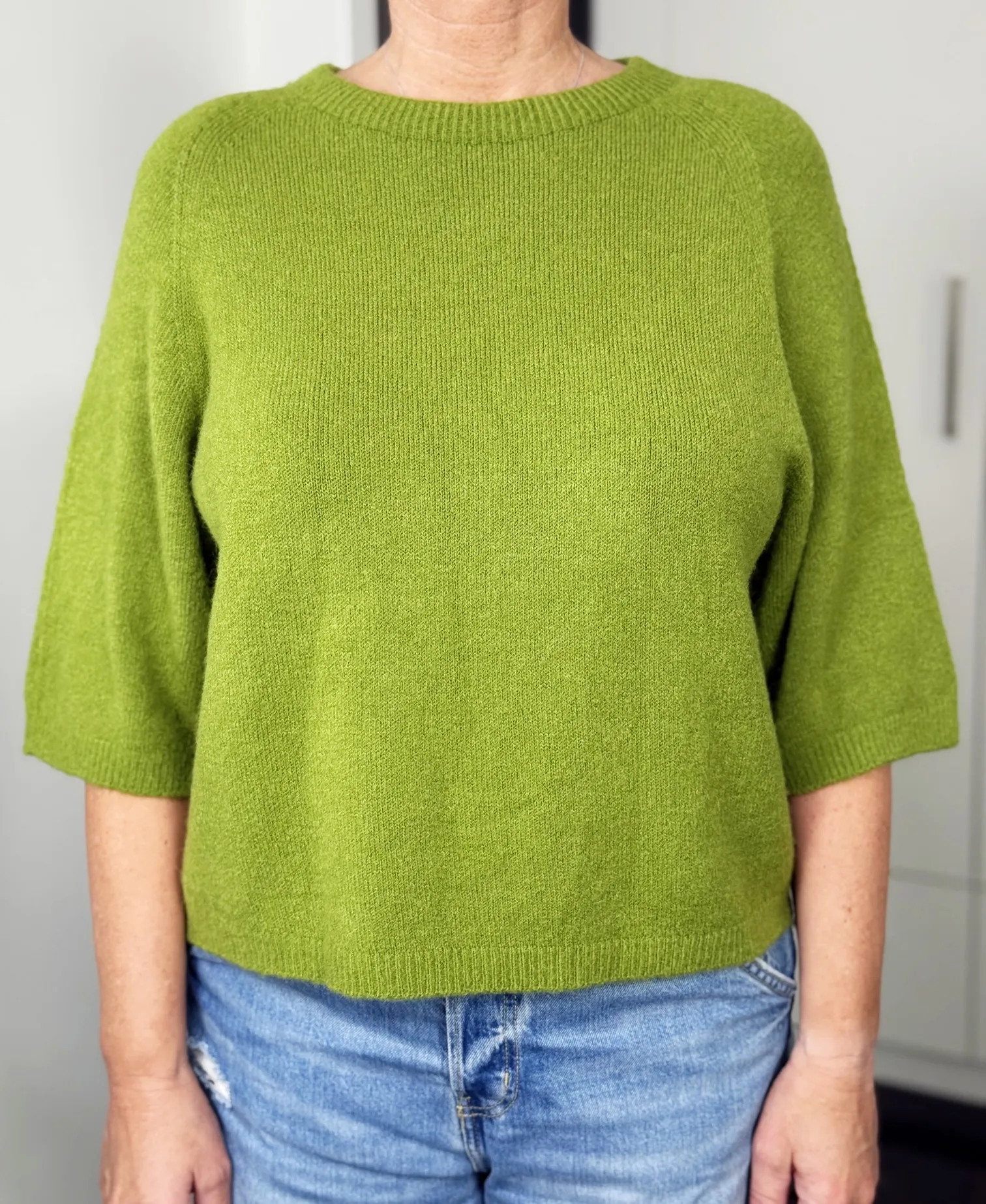 Alpaka-Pullover Matcha Love grün – Detail Vorderseite Alpaka-Pullover Matcha Love in grün – Detail Vorderseite