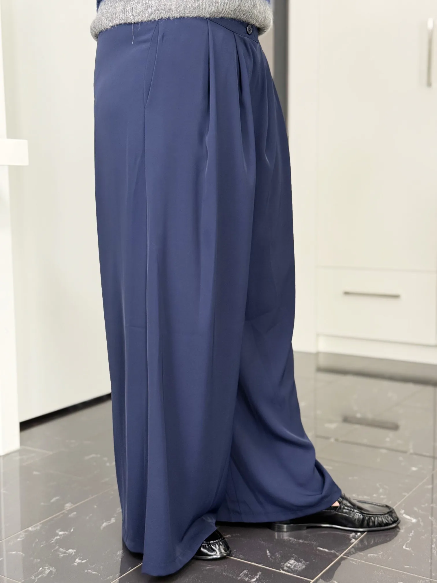 Marlenehose Easy Chic navy – schräg von vorne Marlenehose Easy Chic in navy – schräg von vorne