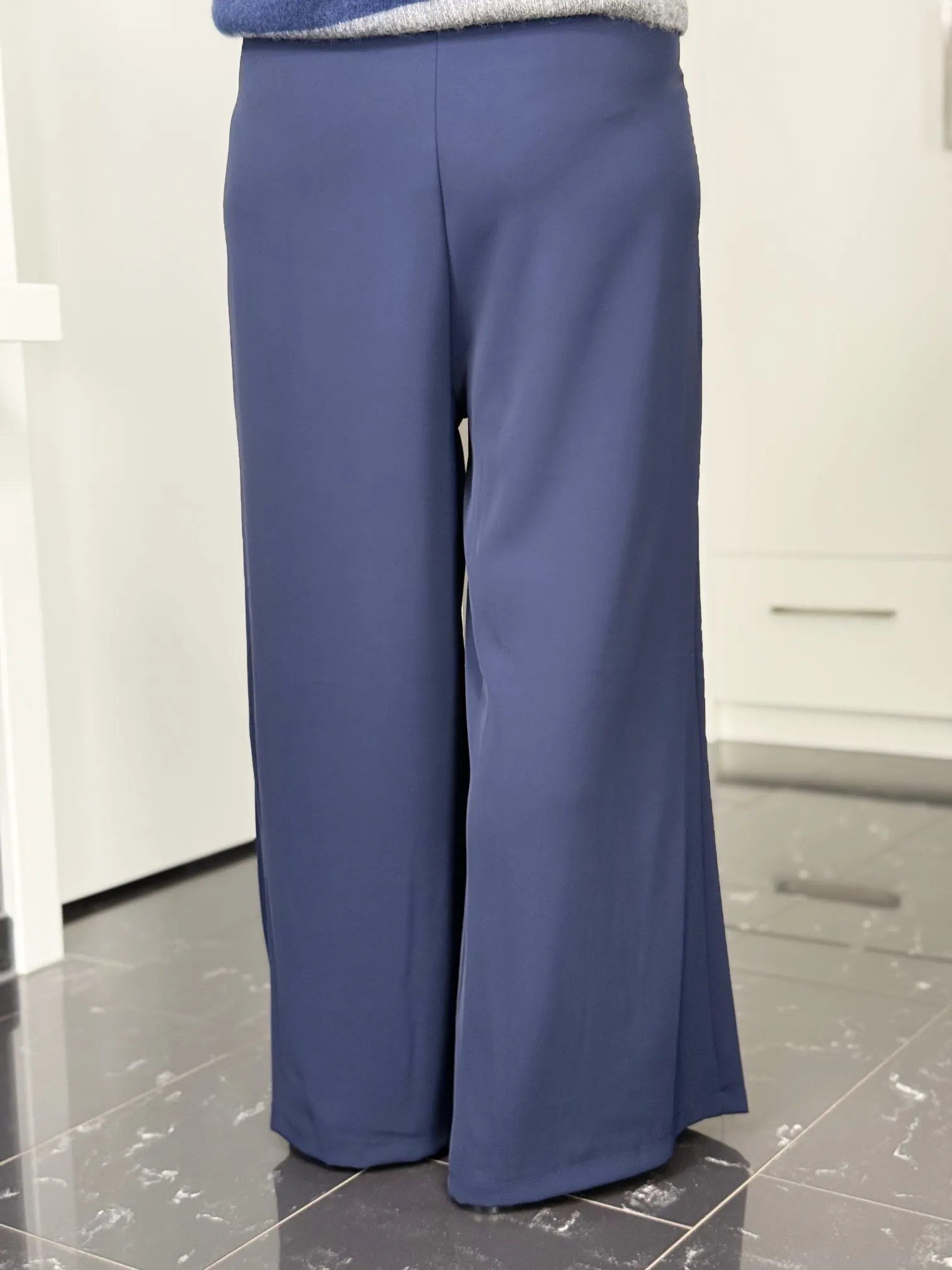 Marlenehose Easy Chic navy – schräg von hinten Marlenehose Easy Chic in navy – schräg von hinten