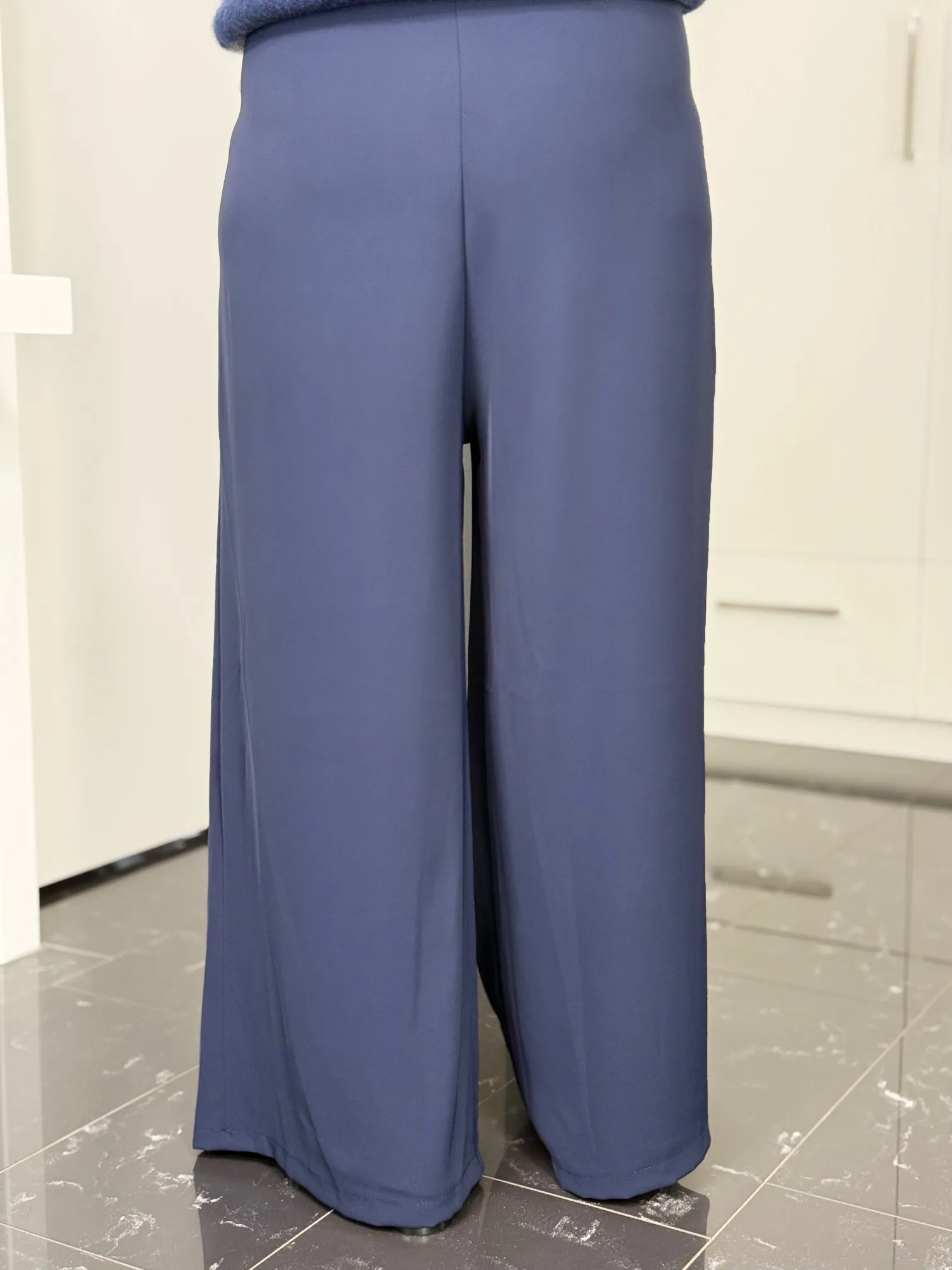 Marlenehose Easy Chic navy – Rückansicht Marlenehose Easy Chic in navy – Rückansicht