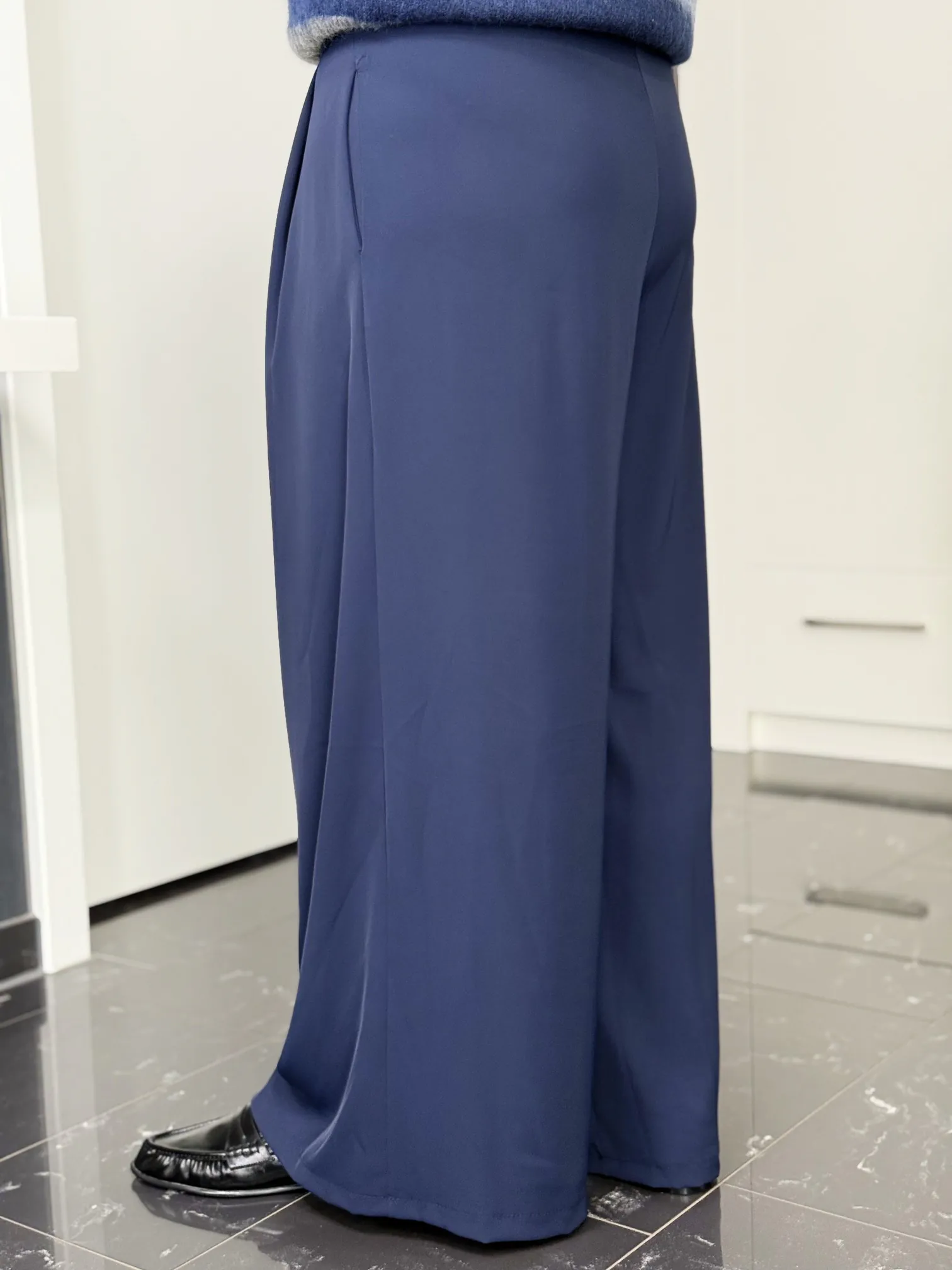 Marlenehose Easy Chic navy – Seitenansicht mit Bundfalte Marlenehose Easy Chic in navy – Seitenansicht mit Bundfalte