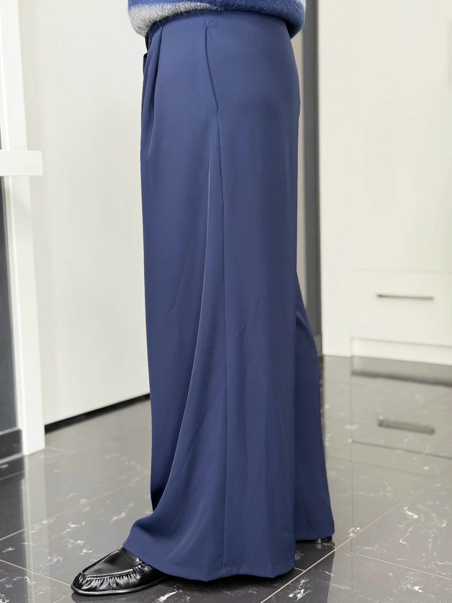 Marlenehose Easy Chic navy – Seitenansicht weites Bein Marlenehose Easy Chic in navy – Seitenansicht weites Bein