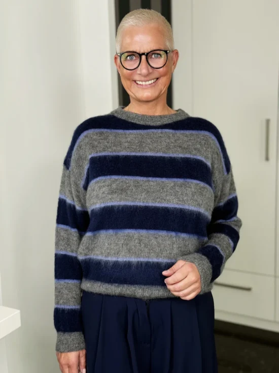 Mohairpullover Midnight Stripes in navy-grau – Vorderansicht